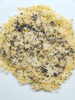 Foto di Cialdine di parmigiano ai semi di papavero