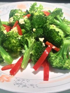 香蒜拌青脆綠花椰菜 的食譜成品照片