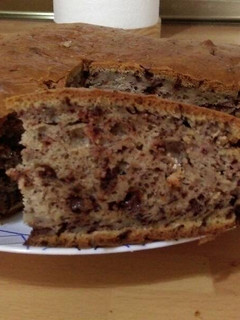 Una foto de Bizcocho de yogurt, plátano y chocolate
