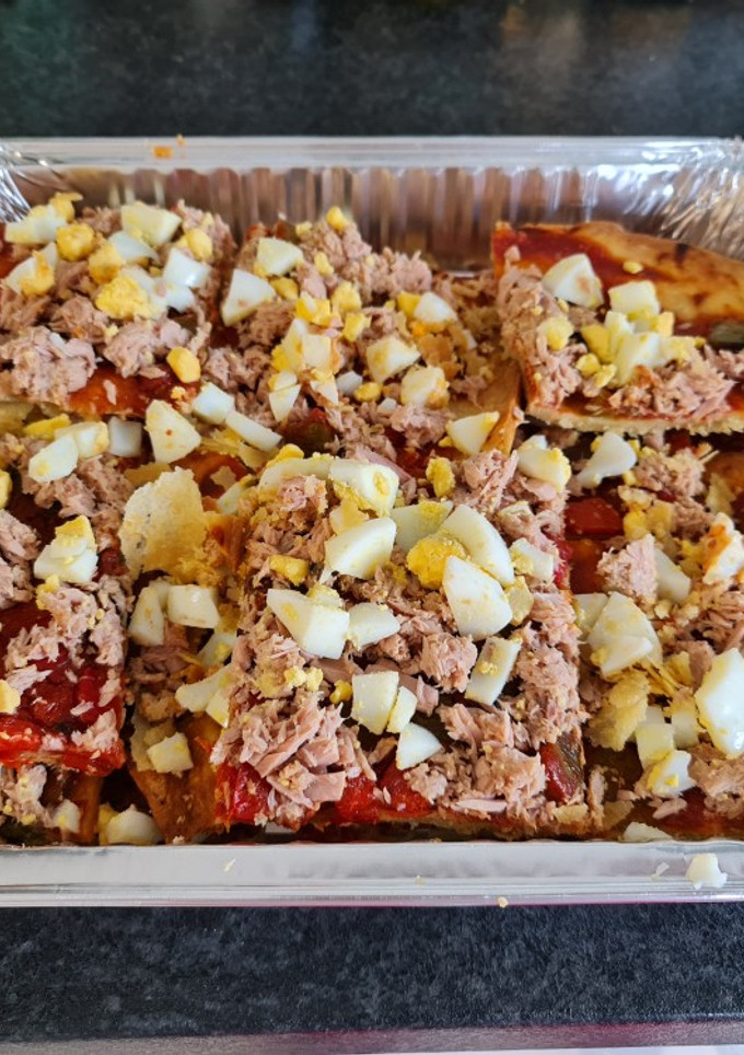 Una foto de Coca valenciana (coca de pebre i tomaca)