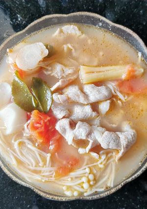 รูปของ ต้มยำหมูสันคอสไลซ์​น้ำใส​ (คีโต)​