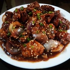 A picture of Honey Garlic chicken with onion.