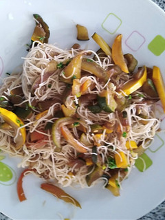 Una foto de Espagueti de arroz tipo oriental