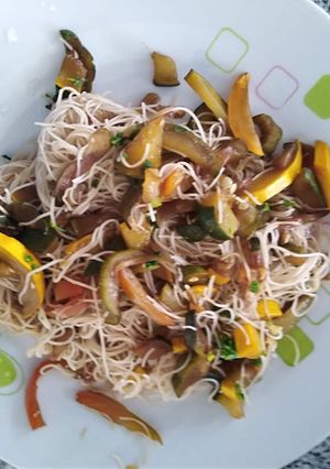 Una foto de Espagueti de arroz tipo oriental