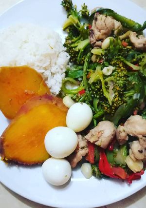 Una foto de Saltado de brócoli con pollo