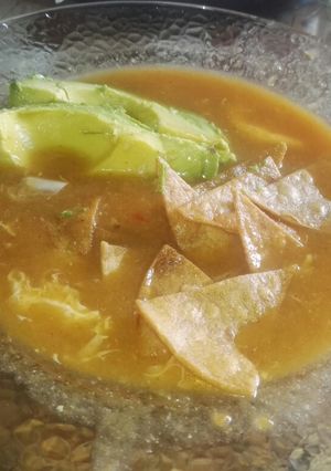 Una foto de Sopa de tomate con tortilla