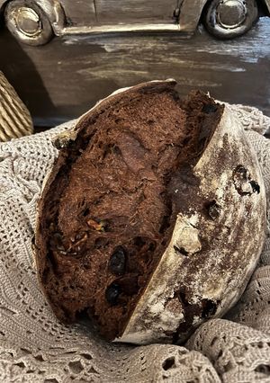 Una foto de Pan de Chocolate, Nueces y Pasas con harina de Espelta y Masa Madre
