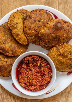 A picture of Bajara methi puri.