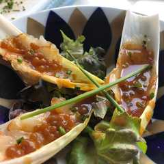 Una foto de Endivias con carpaccio de gamba, perlas de soja y vinagreta de marisco