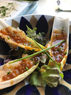 Una foto de Endivias con carpaccio de gamba, perlas de soja y vinagreta de marisco