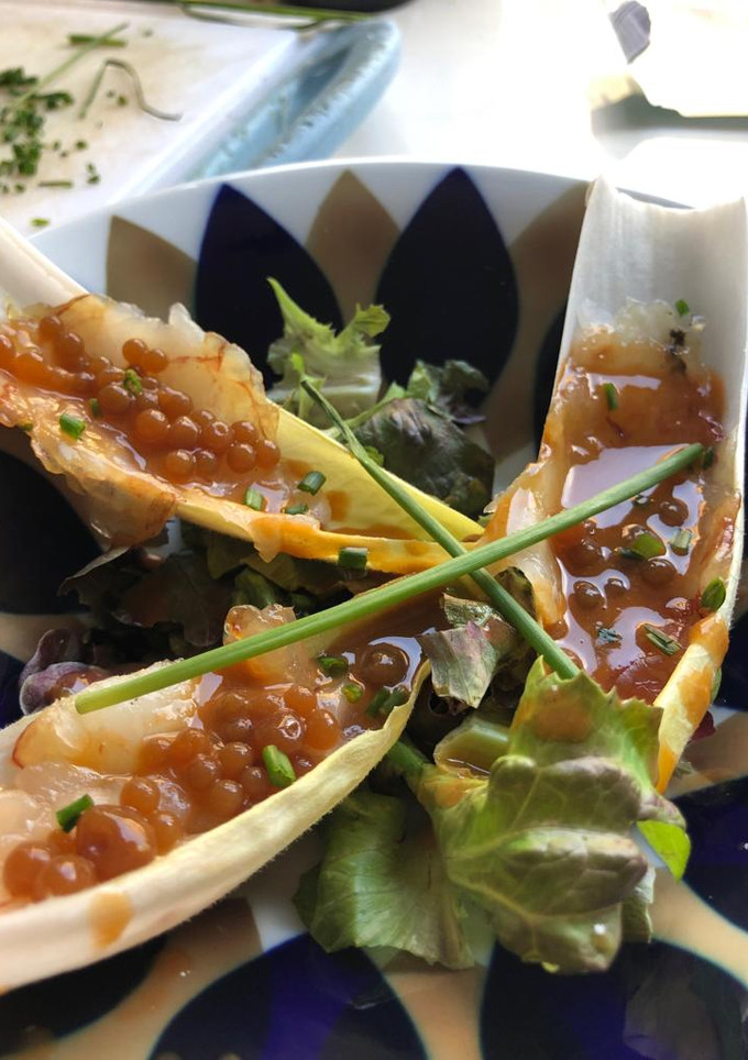 Una foto de Endivias con carpaccio de gamba, perlas de soja y vinagreta de marisco