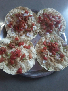 मसाला पापड़(Masala papad recipe in Hindi) रेसिपी मुख्य फोटो