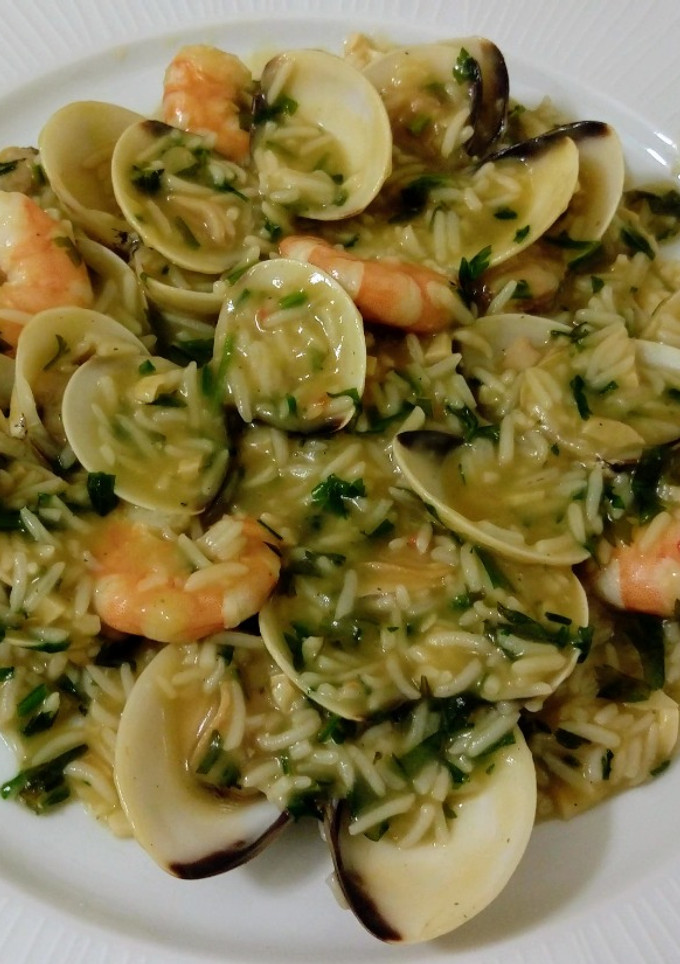 Una foto de Almejas y langostinos con arroz