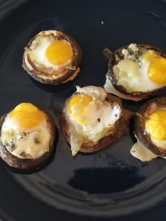 Una foto de Champiñones rellenos de queso azul y huevos de codorniz