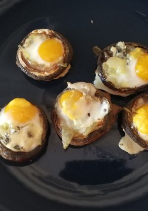 Una foto de Champiñones rellenos de queso azul y huevos de codorniz