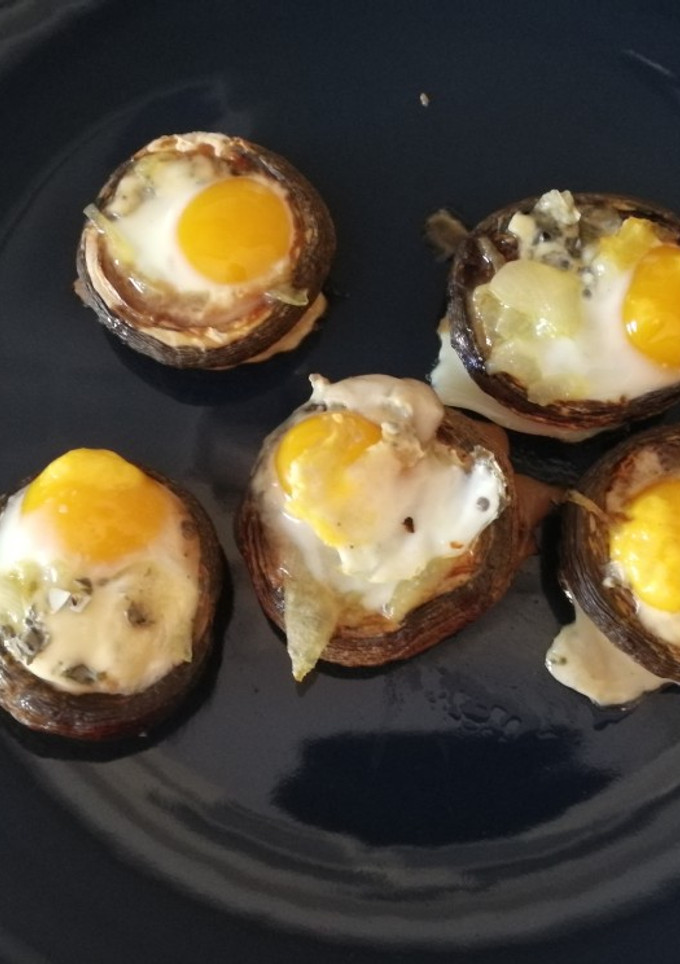 Una foto de Champiñones rellenos de queso azul y huevos de codorniz