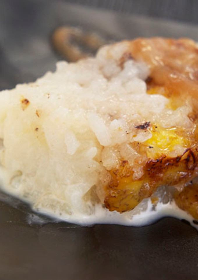 Una foto de Pastel de arroz y plátanos