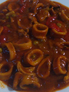 Una foto de Calamares con tomate frito