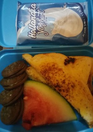A picture of School lunch park.