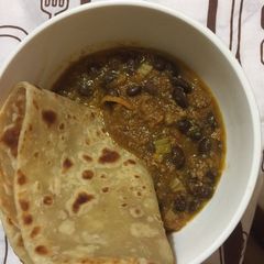 A picture of Black eyed peas with chapati.