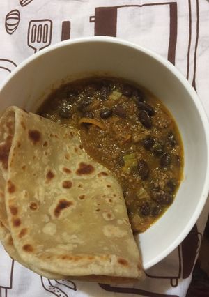 A picture of Black eyed peas with chapati.