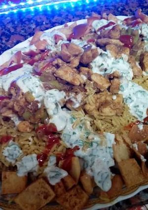 صورة لوصفة فتة الشاورمة بالصوص الابيض