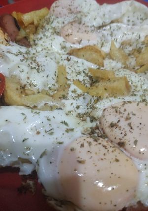 Φωτογραφία της συνταγής Αυγά με λουκάνικα cocktail και πατάτες