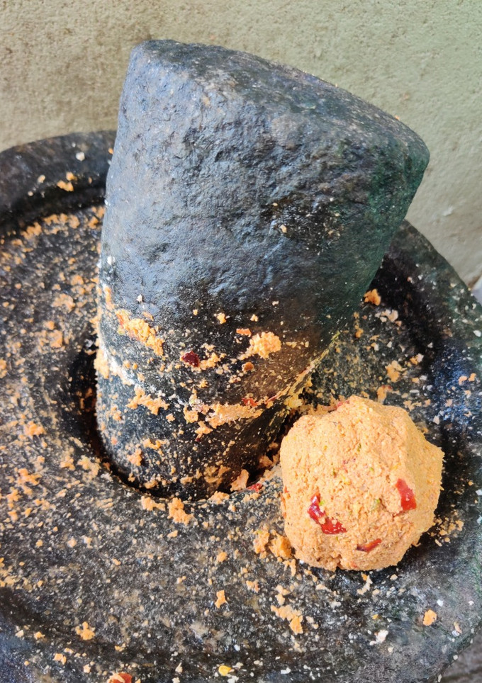 ஆட்டுக்கல் தேங்காய் துவையல் செய்முறை முக்கிய புகைப்படம்