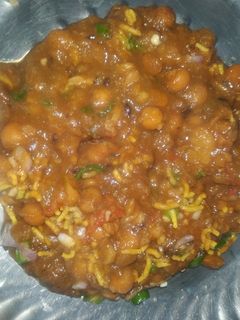 छोले समोसा चाट (chole samosa chaat recipe in Hindi) रेसिपी मुख्य फोटो