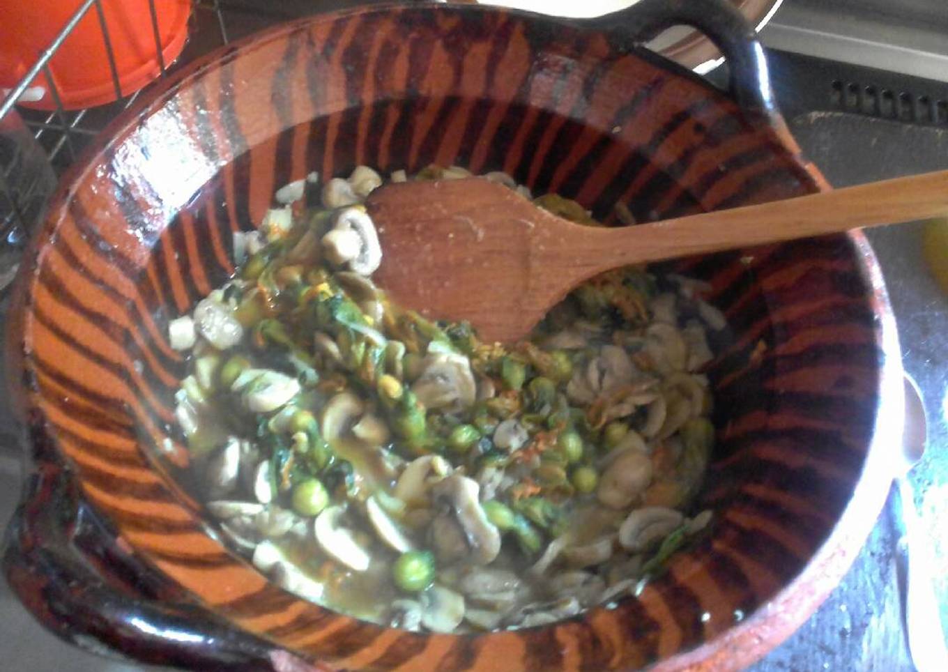 Hongos y flor de calabaza