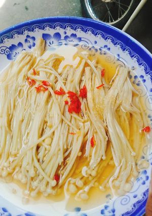 Hình của món Nấm kim châm hấp xì dầu.