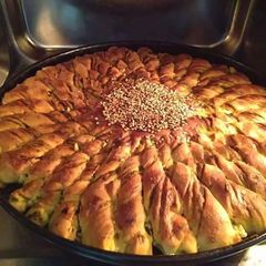 A picture of Sunshaped garlic bread.