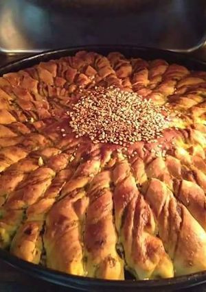 A picture of Sunshaped garlic bread.