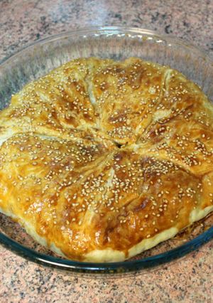 Una foto de Empanada de atún, cebolla y pasas