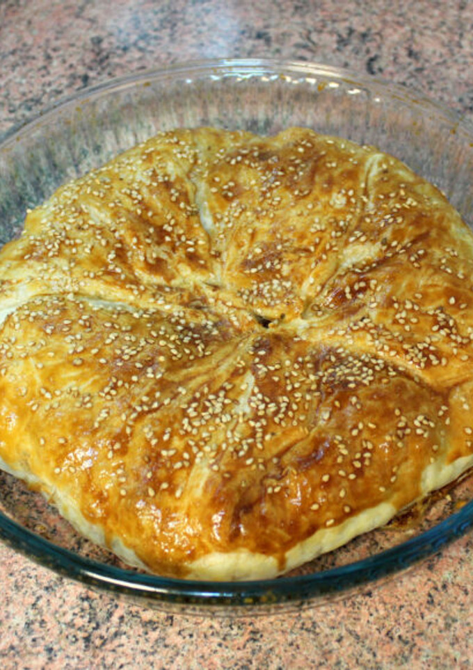 Una foto de Empanada de atún, cebolla y pasas