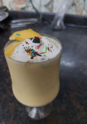 A picture of Mango Shake with ice cream.