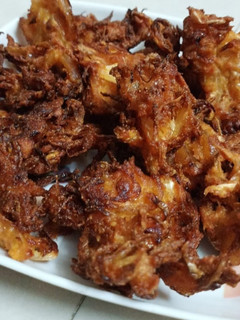 முட்டைக்கோஸ் வெங்காய பக்கோடா (Muttaikosh venkaaya pakoda recipe in tamil) செய்முறை முக்கிய புகைப்படம்