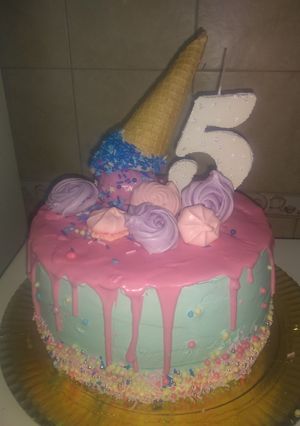 Una foto de Torta de cumple dripcake!