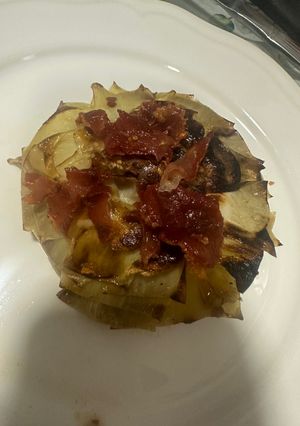 Una foto de Flores de alcachofa con crujiente de jamón