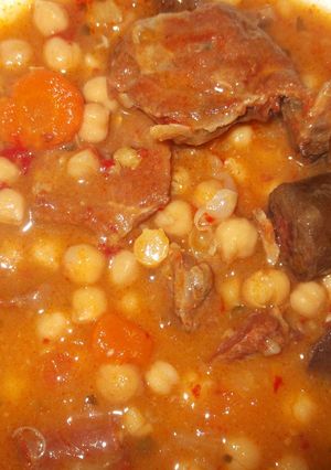 Una foto de Garbanzos  con costillas de cerdo, morcilla y chorizo