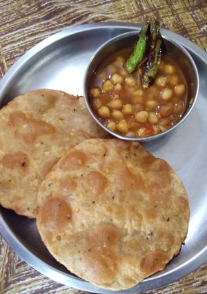 A picture of Puri chole.