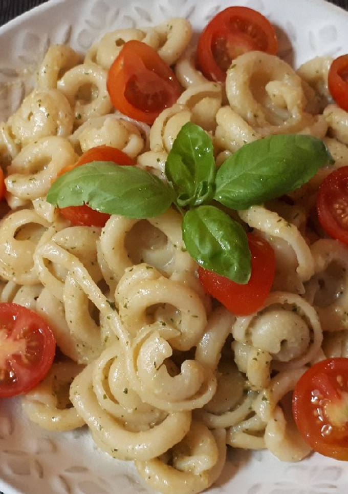 Una foto de Pasta con pesto alla trapanese (con almendras y tomates)