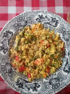 Una foto de Arroz con verduras, berberechos y bonito