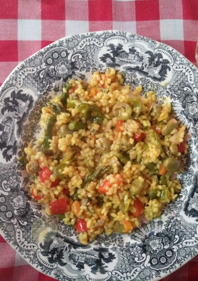 Una foto de Arroz con verduras, berberechos y bonito