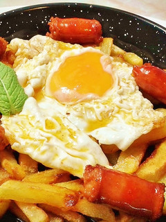Una foto de Huevo frito con chistorra y patatas