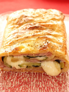 Una foto de Rollo de hojaldre zucchini y jamón