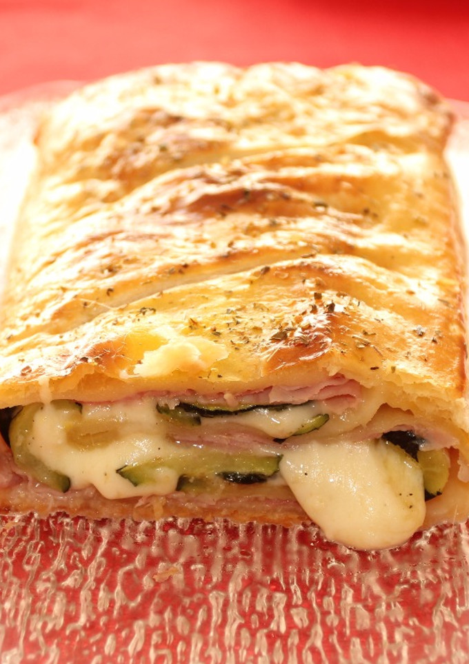 Una foto de Rollo de hojaldre zucchini y jamón