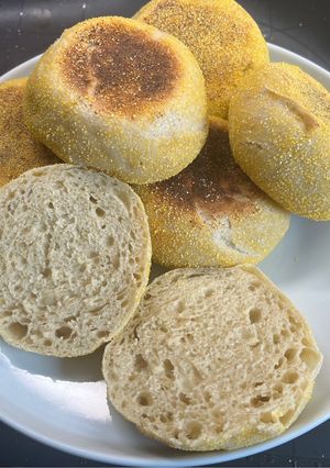 Kovásszal készült English muffin recept fotója