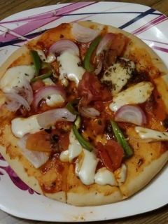 होम मेड पिज़्ज़ा (homemade pizza recipe in Hindi) रेसिपी मुख्य फोटो