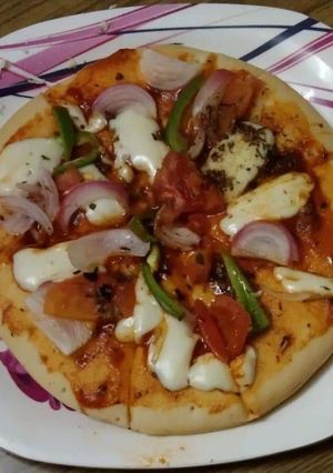 होम मेड पिज़्ज़ा (homemade pizza recipe in Hindi) रेसिपी मुख्य फोटो